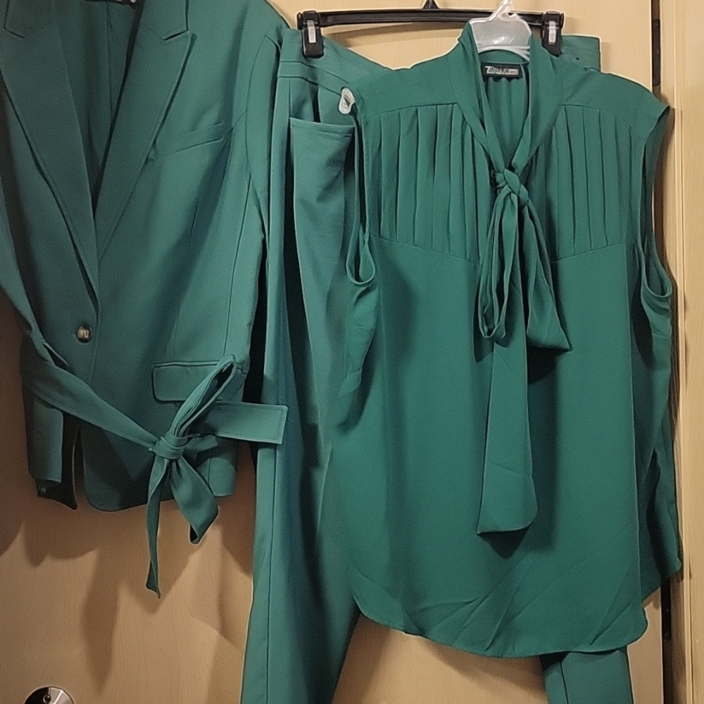 NY&CO Gabrielle Union 2 Piece Green Suit (Size 20) With Blouse (XXL) Worn Once